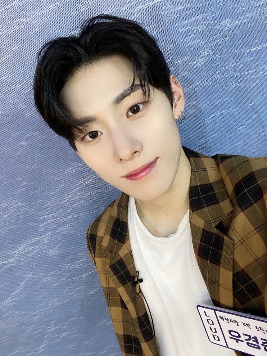 1 nam ca sĩ bỗng hot rần rần vì được hẳn 3 công ty giải trí lớn nhất Kpop “trải thảm đỏ”: Nhan sắc ngoài đời có đủ sức khiến công chúng phải wow? - Ảnh 10. 1 nam ca sĩ bỗng hot rần rần vì được hẳn 3 công ty giải trí lớn nhất Kpop “trải thảm đỏ”: Nhan sắc ngoài đời có đủ sức khiến công chúng phải wow? - Ảnh 10.