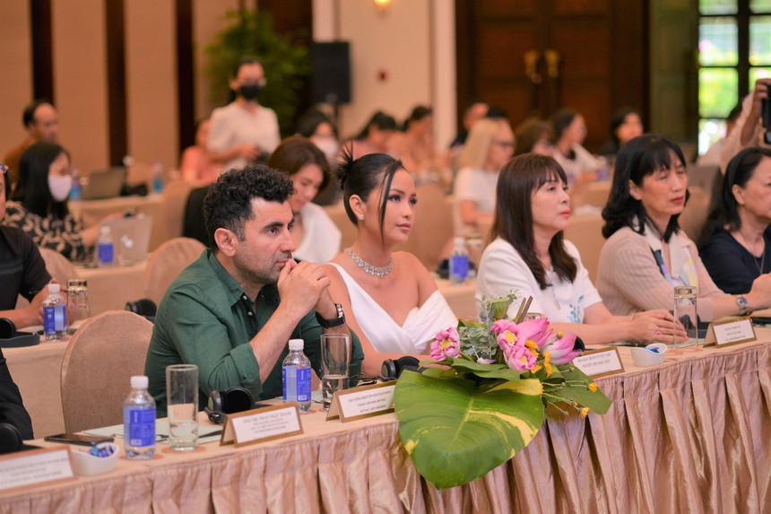 'Mẹ chồng' Lan Hương, Hoa hậu Ngọc Châu xuất hiện ở họp báo liên hoan phim châu Á Đà Nẵng - Ảnh 4. 'Mẹ chồng' Lan Hương, Hoa hậu Ngọc Châu xuất hiện ở họp báo liên hoan phim châu Á Đà Nẵng - Ảnh 4.