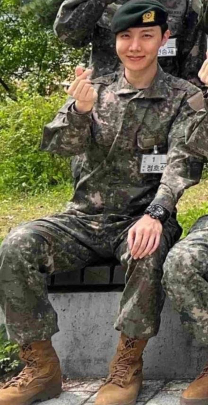 J-Hope BTS gửi thông điệp ngọt ngào đến cha mẹ khi đang nhập ngũ - Ảnh 2.
