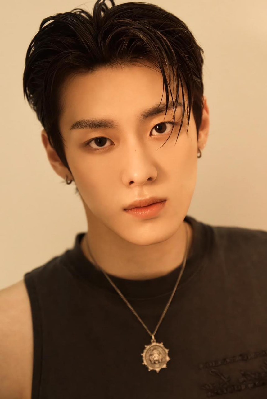 1 nam ca sĩ bỗng hot rần rần vì được hẳn 3 công ty giải trí lớn nhất Kpop “trải thảm đỏ”: Nhan sắc ngoài đời có đủ sức khiến công chúng phải wow? - Ảnh 3. 1 nam ca sĩ bỗng hot rần rần vì được hẳn 3 công ty giải trí lớn nhất Kpop “trải thảm đỏ”: Nhan sắc ngoài đời có đủ sức khiến công chúng phải wow? - Ảnh 3.