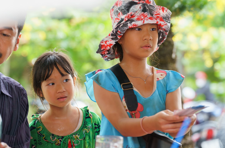 Lý Hải, Hồng Vân và những lần đưa con lên màn ảnh: Người cho con đi bán vé số, người để con đóng vai mình thời trẻ - Ảnh 3. Lý Hải, Hồng Vân và những lần đưa con lên màn ảnh: Người cho con đi bán vé số, người để con đóng vai mình thời trẻ - Ảnh 3.