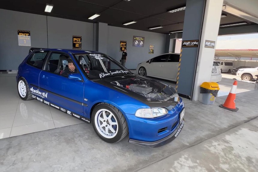Garage tháo động cơ Honda Civic cũ biến thành xe điện: Mạnh ngang C 300 AMG, nắp ca-pô trong suốt cho dân tình chiêm ngưỡng - Ảnh 4.