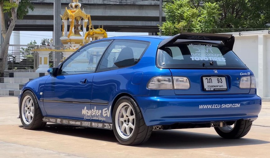 Garage tháo động cơ Honda Civic cũ biến thành xe điện: Mạnh ngang C 300 AMG, nắp ca-pô trong suốt cho dân tình chiêm ngưỡng - Ảnh 7.