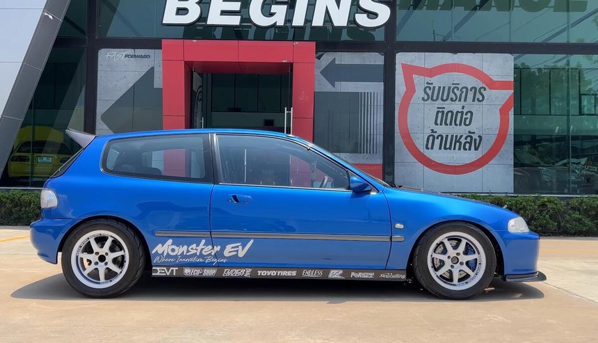 Garage tháo động cơ Honda Civic cũ biến thành xe điện: Mạnh ngang C 300 AMG, nắp ca-pô trong suốt cho dân tình chiêm ngưỡng - Ảnh 6.