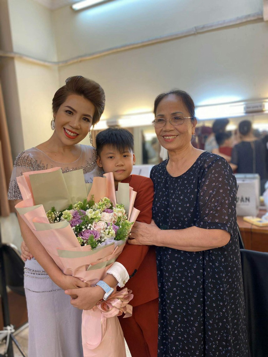 Thương tiếc ca sĩ, NSƯT Trần Hồng VY (1979 - 2023): Tiếng chim mãi còn khao khát hót - Ảnh 6.