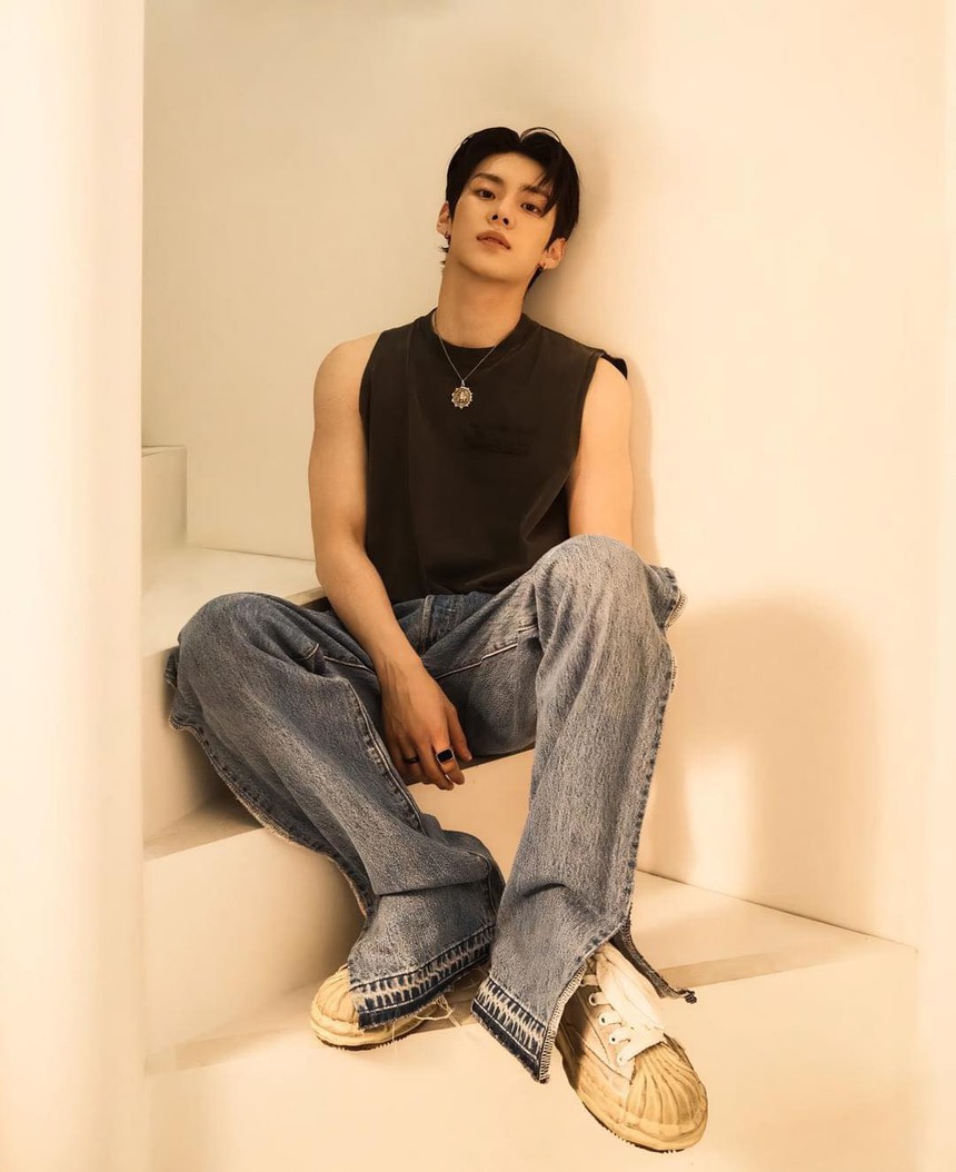 1 nam ca sĩ bỗng hot rần rần vì được hẳn 3 công ty giải trí lớn nhất Kpop “trải thảm đỏ”: Nhan sắc ngoài đời có đủ sức khiến công chúng phải wow? - Ảnh 4. 1 nam ca sĩ bỗng hot rần rần vì được hẳn 3 công ty giải trí lớn nhất Kpop “trải thảm đỏ”: Nhan sắc ngoài đời có đủ sức khiến công chúng phải wow? - Ảnh 4.