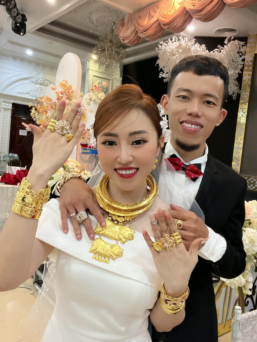 Cô dâu Vĩnh Long đeo vàng trĩu người còn tuyên bố chất “Của hồi môn vợ chồng tự sắm, ba mẹ chỉ việc lấy tiền xài thôi” - Ảnh 2. Cô dâu Vĩnh Long đeo vàng trĩu người còn tuyên bố chất “Của hồi môn vợ chồng tự sắm, ba mẹ chỉ việc lấy tiền xài thôi” - Ảnh 2.