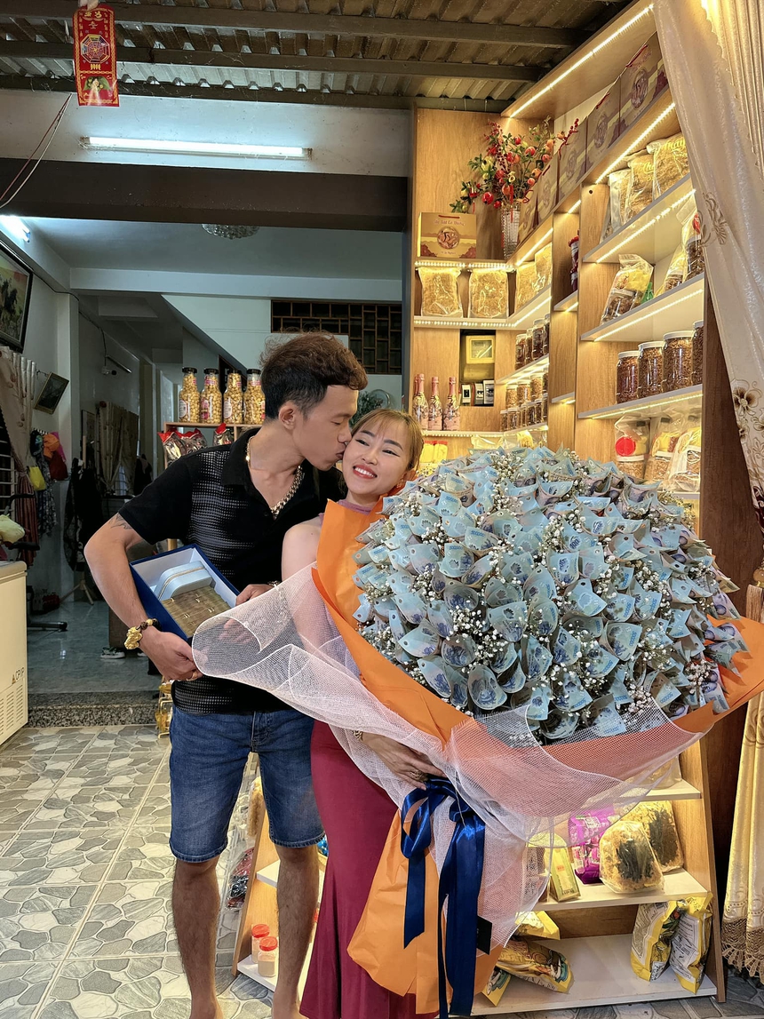 Cô dâu Vĩnh Long đeo vàng trĩu người còn tuyên bố chất “Của hồi môn vợ chồng tự sắm, ba mẹ chỉ việc lấy tiền xài thôi” - Ảnh 3. Cô dâu Vĩnh Long đeo vàng trĩu người còn tuyên bố chất “Của hồi môn vợ chồng tự sắm, ba mẹ chỉ việc lấy tiền xài thôi” - Ảnh 3.