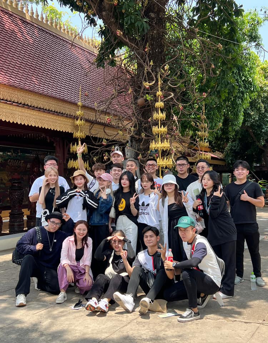 Dàn TikToker bị chê “làm màu” khi sang Campuchia xem SEA Games 32 - Ảnh 5.