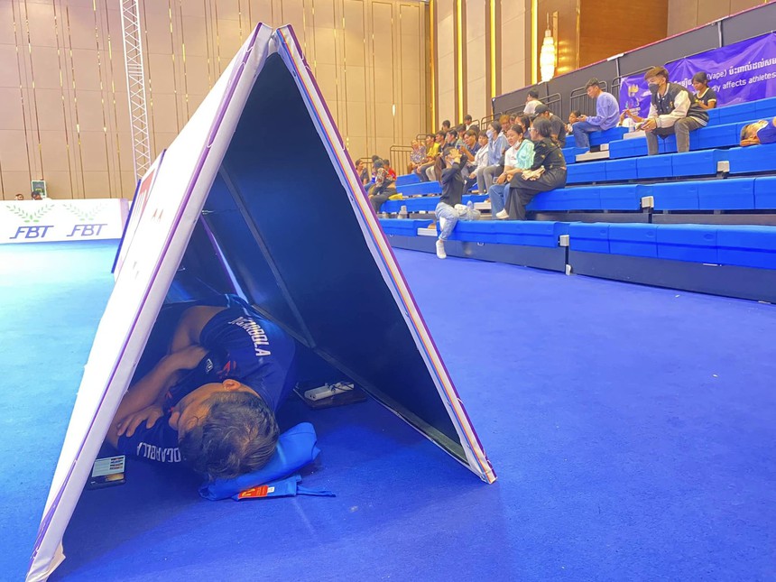 Những giấc ngủ vội phía sau tấm huy chương ở SEA Games 32 - Ảnh 2. Những giấc ngủ vội phía sau tấm huy chương ở SEA Games 32 - Ảnh 2.