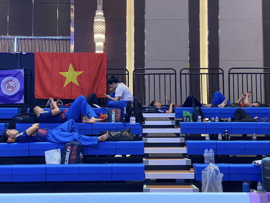 Những giấc ngủ vội phía sau tấm huy chương ở SEA Games 32 - Ảnh 1. Những giấc ngủ vội phía sau tấm huy chương ở SEA Games 32 - Ảnh 1.