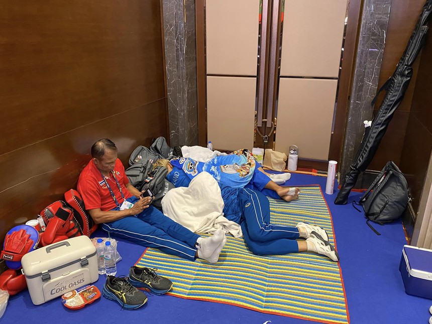 Những giấc ngủ vội phía sau tấm huy chương ở SEA Games 32 - Ảnh 3. Những giấc ngủ vội phía sau tấm huy chương ở SEA Games 32 - Ảnh 3.