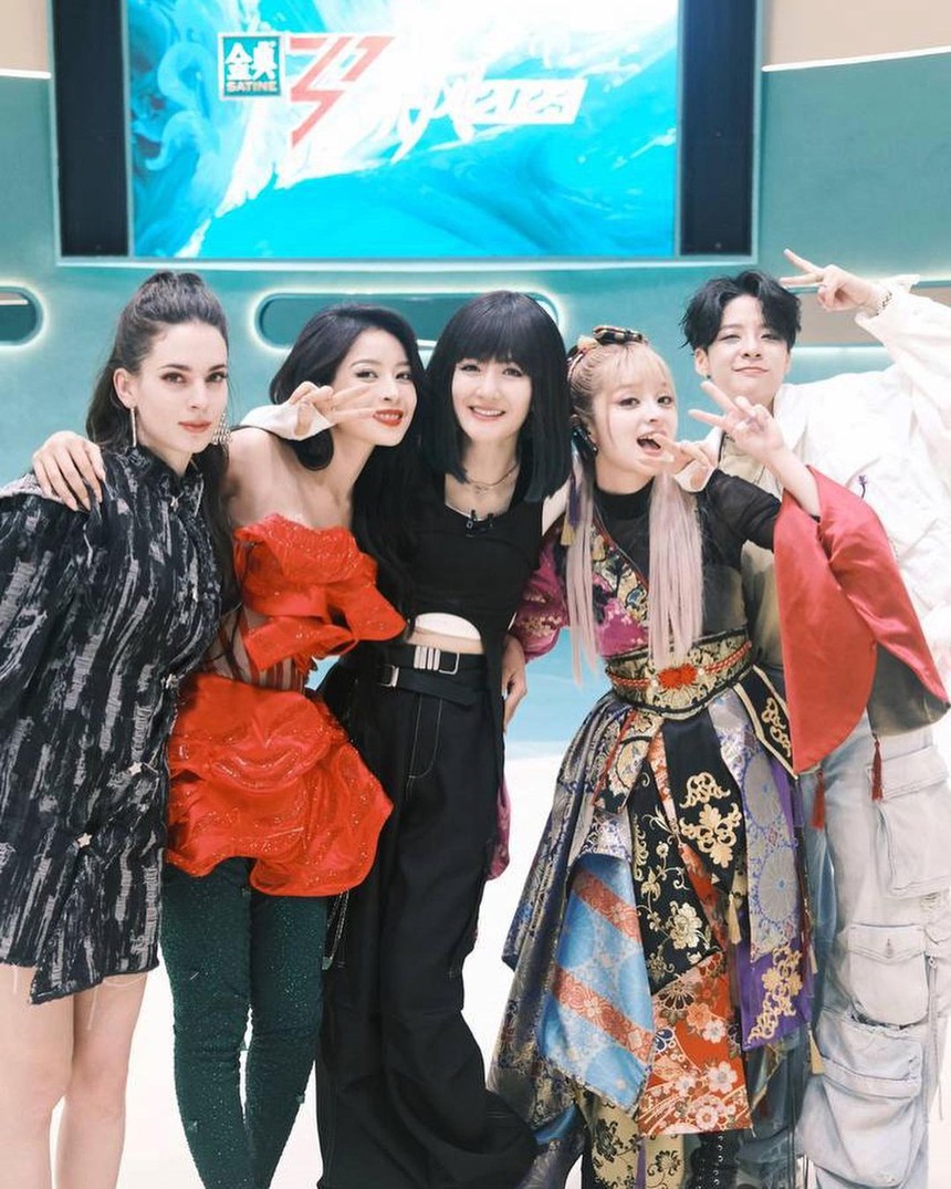 Chi Pu 'xả ảnh' bên dàn Tỷ Tỷ Đạp Gió Rẽ Sóng: 'Skinship' cực thân với học trò Lisa (BLACKPINK) dù trên sóng 'dính chặt' Amber - Ảnh 6.