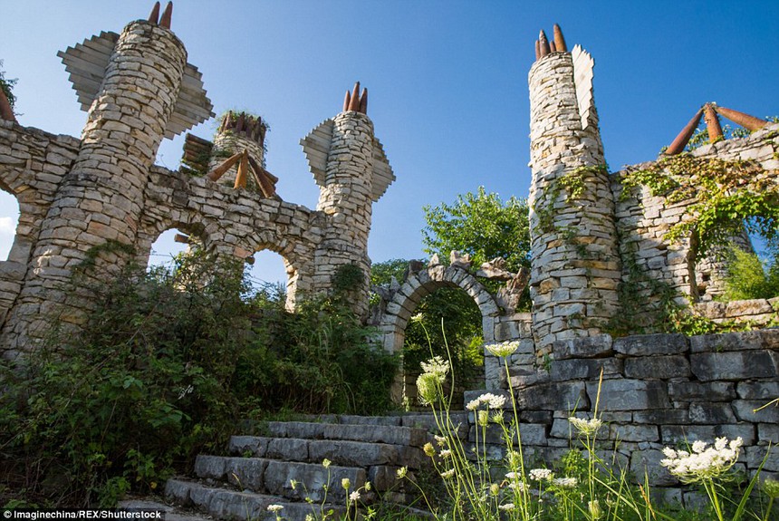 Người đàn ông sống ẩn dật trên núi 20 năm, tưởng nghèo nàn nhưng lại thành "tỷ phú": 56 tuổi mới bỏ việc lương cao lên núi thực hiện ước mơ, 76 tuổi “giàu nứt đố đổ vách” - Ảnh 2.