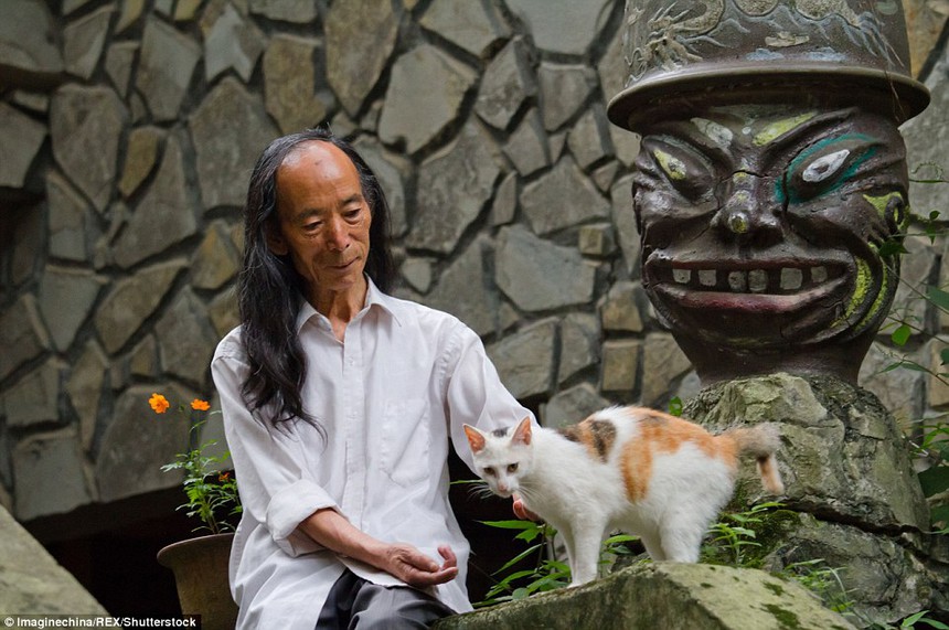 Người đàn ông sống ẩn dật trên núi 20 năm, tưởng nghèo nàn nhưng lại thành "tỷ phú": 56 tuổi mới bỏ việc lương cao lên núi thực hiện ước mơ, 76 tuổi “giàu nứt đố đổ vách” - Ảnh 1.