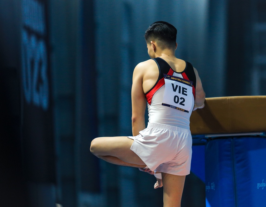 Gục mặt đau đớn vì chấn thương cổ chân, VĐV thể dục dụng cụ Việt Nam vẫn hoàn thành tốt bài thi - Ảnh 4.