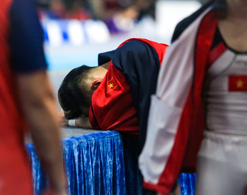 Gục mặt đau đớn vì chấn thương cổ chân, VĐV thể dục dụng cụ Việt Nam vẫn hoàn thành tốt bài thi - Ảnh 1.