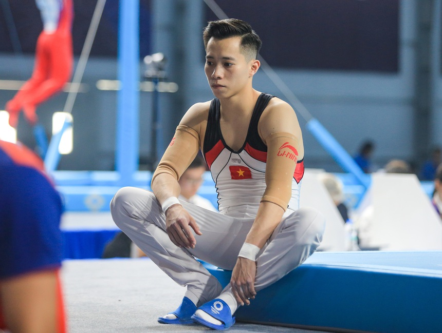 Gục mặt đau đớn vì chấn thương cổ chân, VĐV thể dục dụng cụ Việt Nam vẫn hoàn thành tốt bài thi - Ảnh 3.