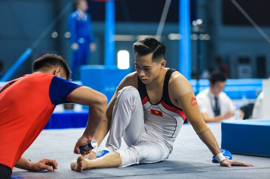 Gục mặt đau đớn vì chấn thương cổ chân, VĐV thể dục dụng cụ Việt Nam vẫn hoàn thành tốt bài thi - Ảnh 2.