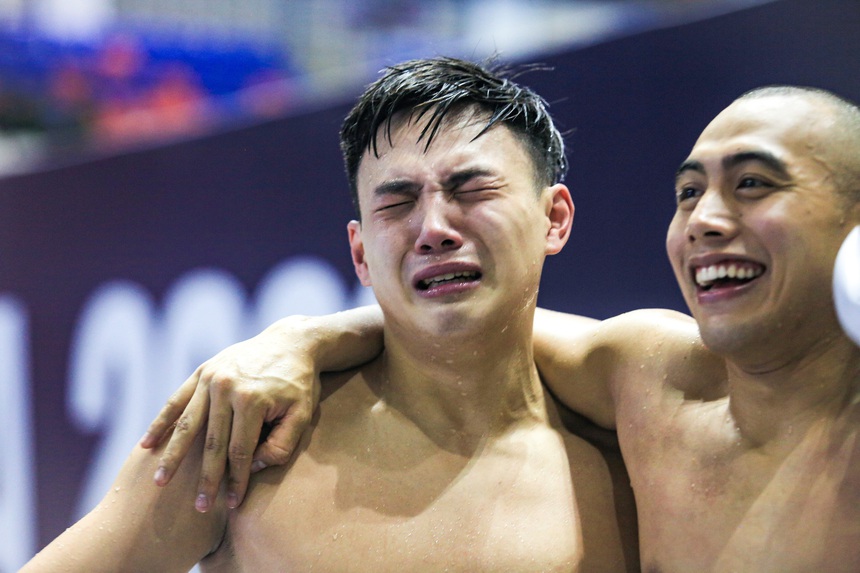 VĐV Singapore khóc như đứa trẻ khi giành HCV, VĐV 1m90 của Việt Nam bần thần vì "đánh rơi" huy chương - Ảnh 1.