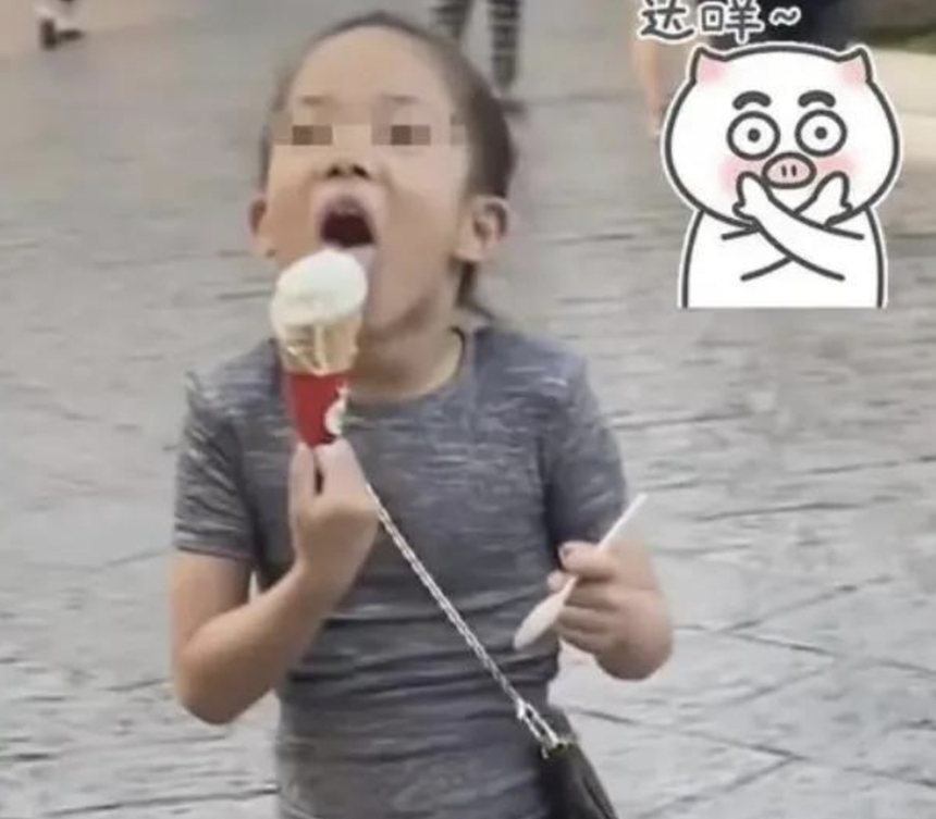 Bé gái học mẫu giáo mặc váy ôm sát body khoe đường cong, người mẹ lên tiếng khiến dân mạng bùng nổ tranh cãi - Ảnh 2. Bé gái học mẫu giáo mặc váy ôm sát body khoe đường cong, người mẹ lên tiếng khiến dân mạng bùng nổ tranh cãi - Ảnh 2.