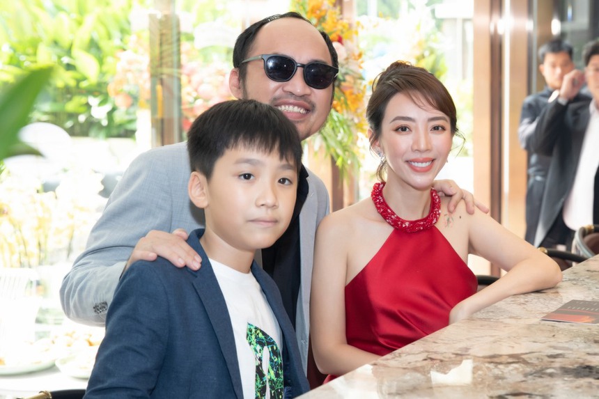 Lý Hải, Hồng Vân và những lần đưa con lên màn ảnh: Người cho con đi bán vé số, người để con đóng vai mình thời trẻ - Ảnh 5. Lý Hải, Hồng Vân và những lần đưa con lên màn ảnh: Người cho con đi bán vé số, người để con đóng vai mình thời trẻ - Ảnh 5.