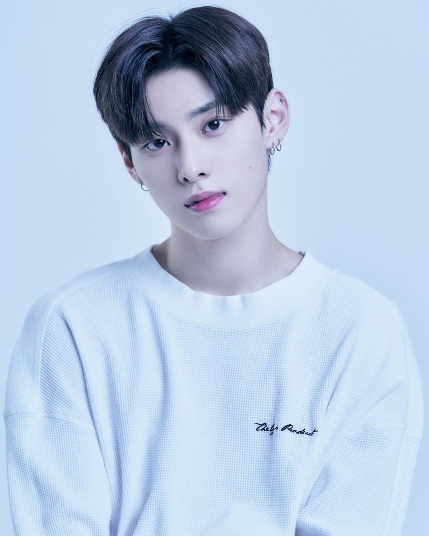 1 nam ca sĩ bỗng hot rần rần vì được hẳn 3 công ty giải trí lớn nhất Kpop “trải thảm đỏ”: Nhan sắc ngoài đời có đủ sức khiến công chúng phải wow? - Ảnh 5. 1 nam ca sĩ bỗng hot rần rần vì được hẳn 3 công ty giải trí lớn nhất Kpop “trải thảm đỏ”: Nhan sắc ngoài đời có đủ sức khiến công chúng phải wow? - Ảnh 5.