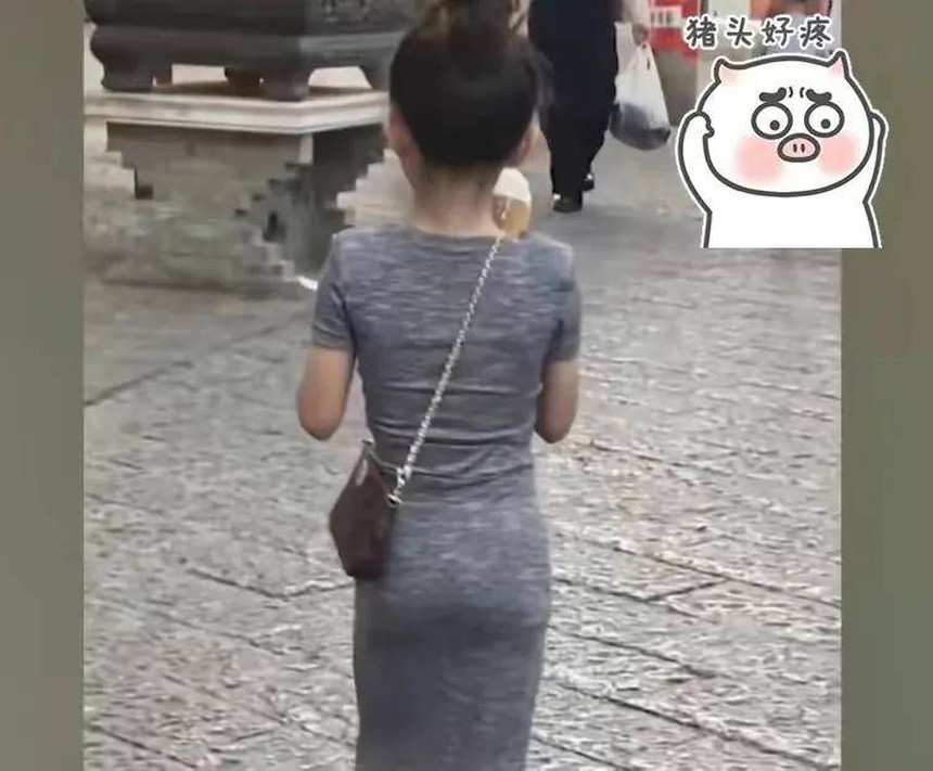 Bé gái học mẫu giáo mặc váy ôm sát body khoe đường cong, người mẹ lên tiếng khiến dân mạng bùng nổ tranh cãi - Ảnh 1. Bé gái học mẫu giáo mặc váy ôm sát body khoe đường cong, người mẹ lên tiếng khiến dân mạng bùng nổ tranh cãi - Ảnh 1.