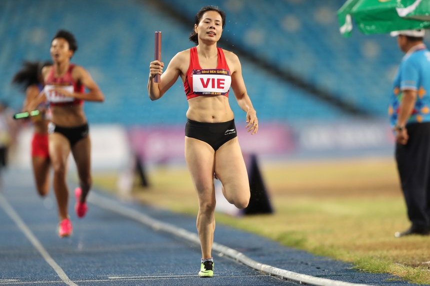 Nữ VĐV điền kinh Việt Nam bật khóc nức nở sau chiến thắng nghẹt thở trước Thái Lan - Ảnh 3.