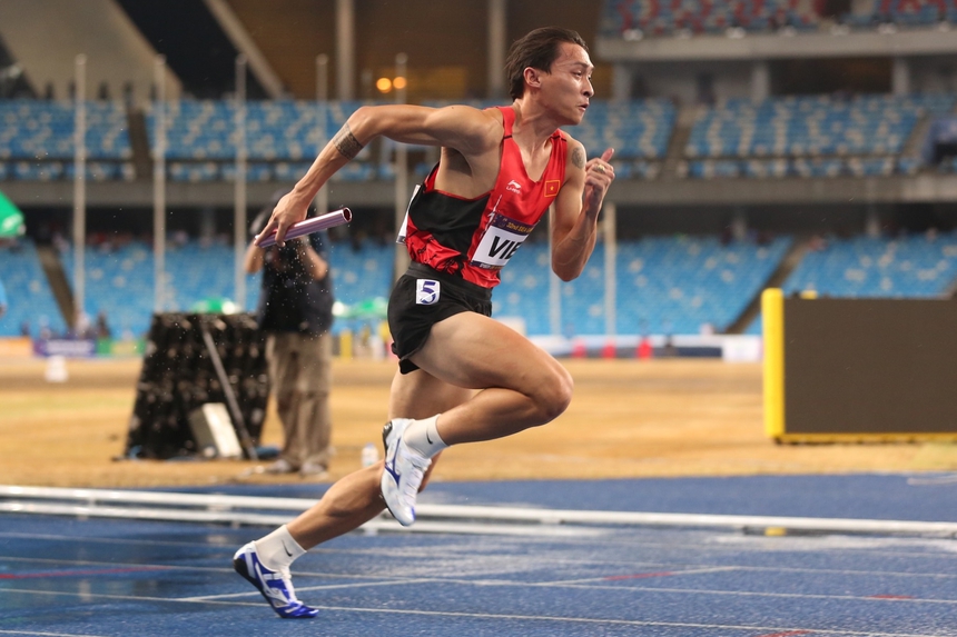 Nữ VĐV điền kinh Việt Nam bật khóc nức nở sau chiến thắng nghẹt thở trước Thái Lan - Ảnh 1.