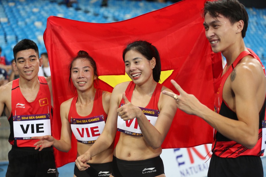 Nữ VĐV điền kinh Việt Nam bật khóc nức nở sau chiến thắng nghẹt thở trước Thái Lan - Ảnh 7.