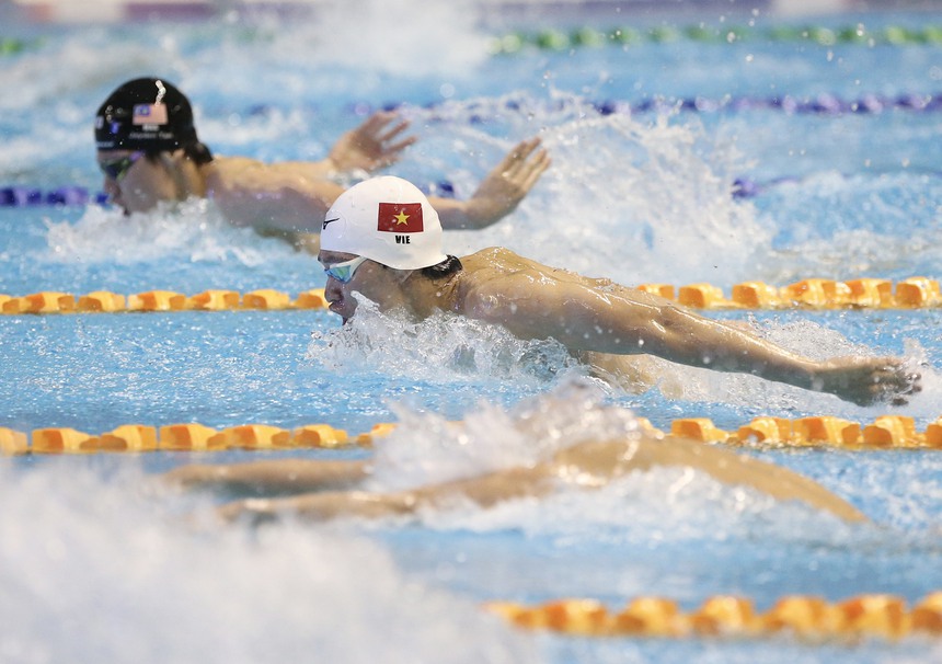 Hòa Minzy đến Campuchia, cổ vũ đội tuyển bơi Việt Nam  - Ảnh 1.