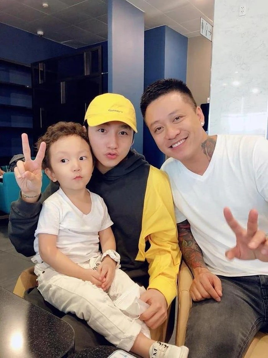 Tuấn Hưng livestream, nhắc đích danh Sơn Tùng - Ảnh 2.