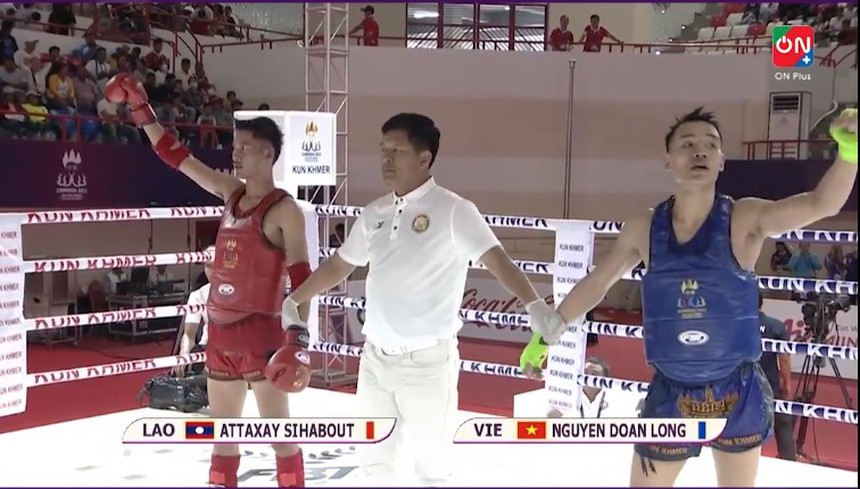 Nguyễn Trần Duy Nhất ngẩn người khi học trò thua bị xử thua ấm ức dù đánh cho võ sĩ Lào tơi tả - Ảnh 4.