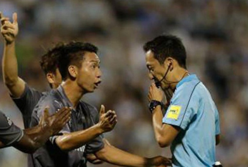 Liên tiếp đá xấu 22 Việt Nam, Malaysia nhận 2 thẻ đỏ đầy cay đắng từ trọng tài lập kỷ lục thế giới - Ảnh 5. Liên tiếp đá xấu 22 Việt Nam, Malaysia nhận 2 thẻ đỏ đầy cay đắng từ trọng tài lập kỷ lục thế giới - Ảnh 5.