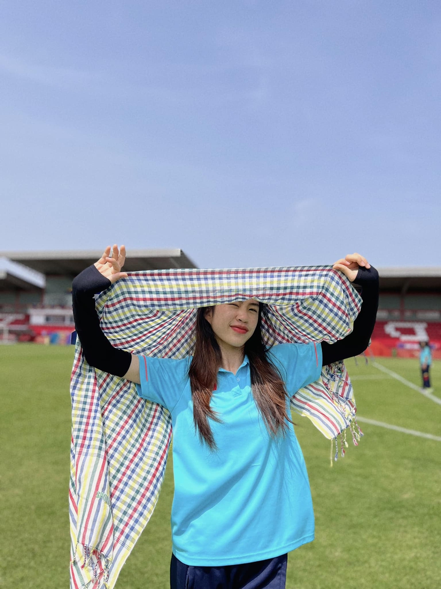 Thanh Nhã tạo dáng với khăn rằn miền Nam dưới cái nắng thiêu đốt của Campuchia - Ảnh 2. Thanh Nhã tạo dáng với khăn rằn miền Nam dưới cái nắng thiêu đốt của Campuchia - Ảnh 2.