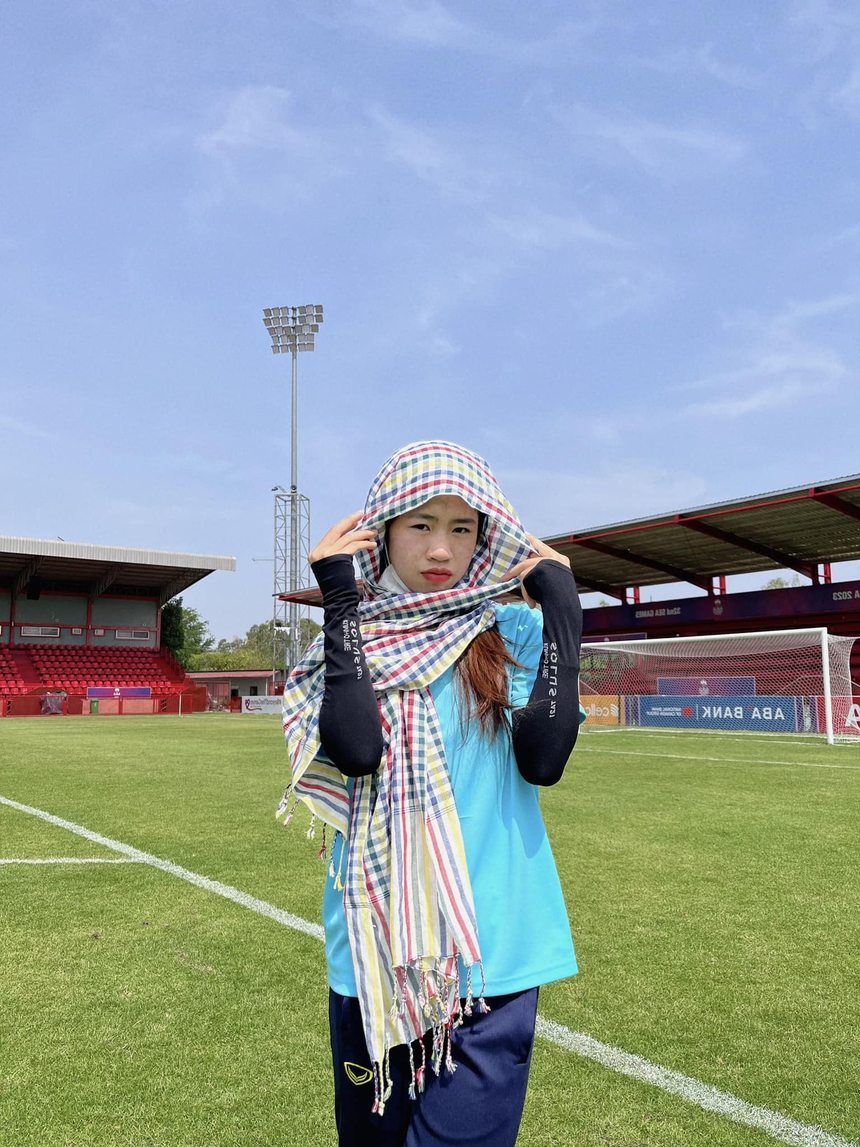 Thanh Nhã tạo dáng với khăn rằn miền Nam dưới cái nắng thiêu đốt của Campuchia - Ảnh 3. Thanh Nhã tạo dáng với khăn rằn miền Nam dưới cái nắng thiêu đốt của Campuchia - Ảnh 3.