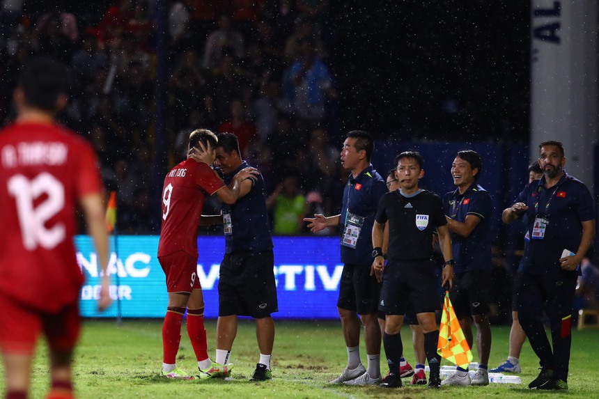 HLV Troussier khích tướng U22 Việt Nam - Ảnh 2.