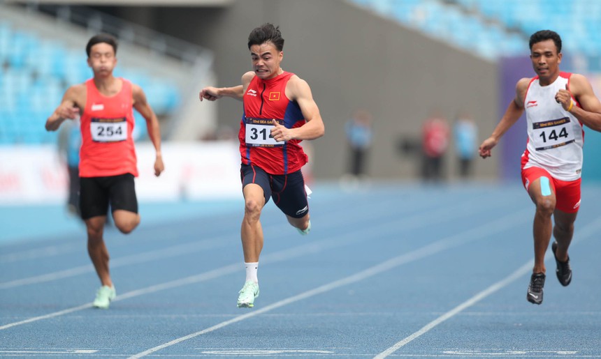 Nữ hoàng điền kinh Việt Nam bứt tốc đẳng cấp trong cơn mưa lớn, đem về Huy chương vàng SEA Games 32 - Ảnh 8. Nữ hoàng điền kinh Việt Nam bứt tốc đẳng cấp trong cơn mưa lớn, đem về Huy chương vàng SEA Games 32 - Ảnh 8.