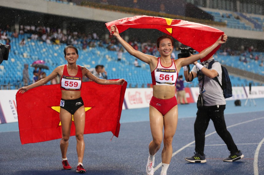 Nữ hoàng điền kinh Việt Nam bứt tốc đẳng cấp trong cơn mưa lớn, đem về Huy chương vàng SEA Games 32 - Ảnh 4. Nữ hoàng điền kinh Việt Nam bứt tốc đẳng cấp trong cơn mưa lớn, đem về Huy chương vàng SEA Games 32 - Ảnh 4.
