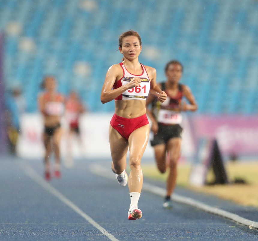 Nữ hoàng điền kinh Việt Nam bứt tốc đẳng cấp trong cơn mưa lớn, đem về Huy chương vàng SEA Games 32 - Ảnh 2. Nữ hoàng điền kinh Việt Nam bứt tốc đẳng cấp trong cơn mưa lớn, đem về Huy chương vàng SEA Games 32 - Ảnh 2.