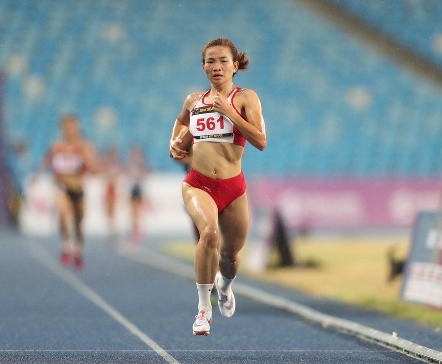 Nữ hoàng điền kinh Việt Nam bứt tốc đẳng cấp trong cơn mưa lớn, đem về Huy chương vàng SEA Games 32 - Ảnh 1. Nữ hoàng điền kinh Việt Nam bứt tốc đẳng cấp trong cơn mưa lớn, đem về Huy chương vàng SEA Games 32 - Ảnh 1.