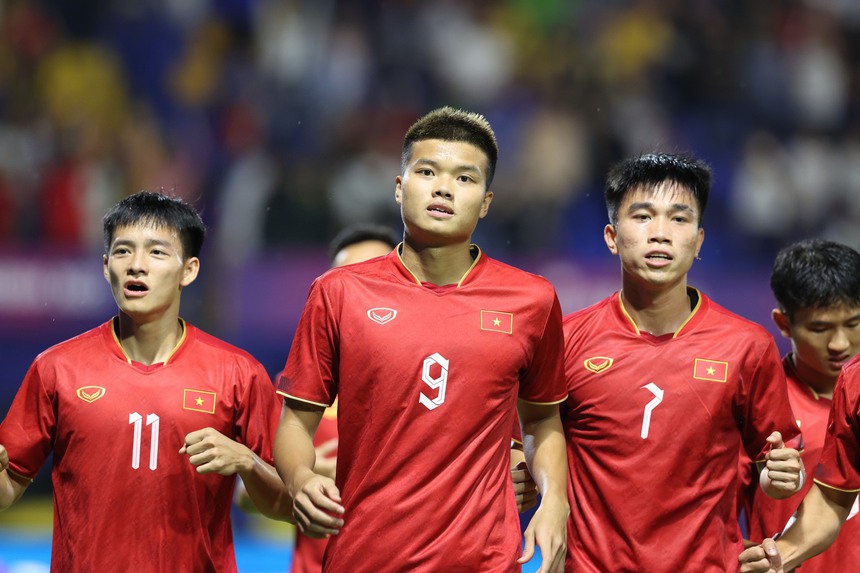 Văn Tùng tiếp tục tỏa sáng, U22 Việt Nam tiễn U22 Malaysia rời SEA Games trong trận cầu 2 thẻ đỏ - Ảnh 1.