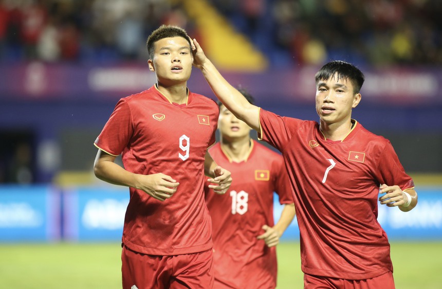 Fan Malaysia tố trọng tài thiên vị khi cho U22 Việt Nam hưởng phạt đền ở tình huống gây tranh cãi, đem về bàn thắng mở tỉ số - Ảnh 6. Fan Malaysia tố trọng tài thiên vị khi cho U22 Việt Nam hưởng phạt đền ở tình huống gây tranh cãi, đem về bàn thắng mở tỉ số - Ảnh 6.