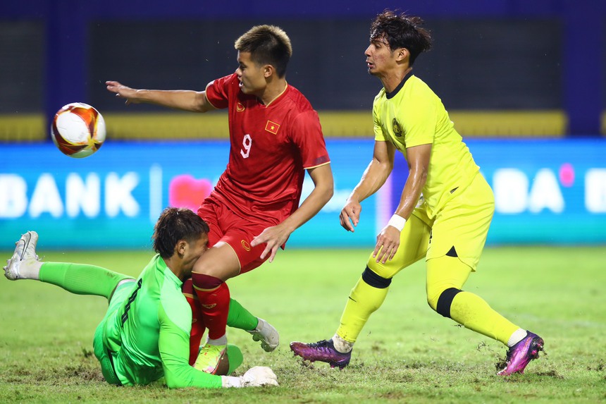 Fan Malaysia tố trọng tài thiên vị khi cho U22 Việt Nam hưởng phạt đền ở tình huống gây tranh cãi, đem về bàn thắng mở tỉ số - Ảnh 7. Fan Malaysia tố trọng tài thiên vị khi cho U22 Việt Nam hưởng phạt đền ở tình huống gây tranh cãi, đem về bàn thắng mở tỉ số - Ảnh 7.