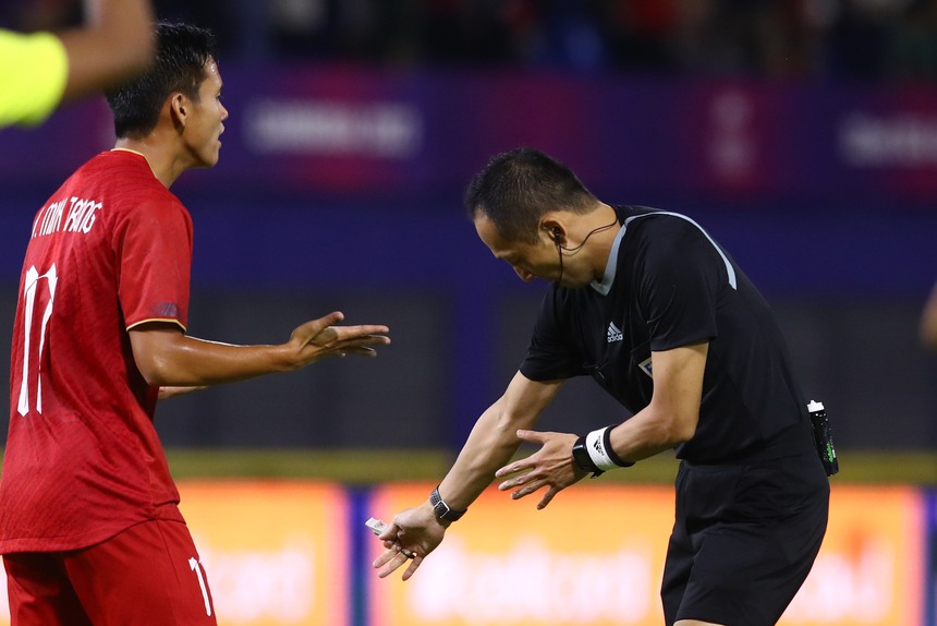 Fan Malaysia tố trọng tài thiên vị khi cho U22 Việt Nam hưởng phạt đền ở tình huống gây tranh cãi, đem về bàn thắng mở tỉ số - Ảnh 1. Fan Malaysia tố trọng tài thiên vị khi cho U22 Việt Nam hưởng phạt đền ở tình huống gây tranh cãi, đem về bàn thắng mở tỉ số - Ảnh 1.