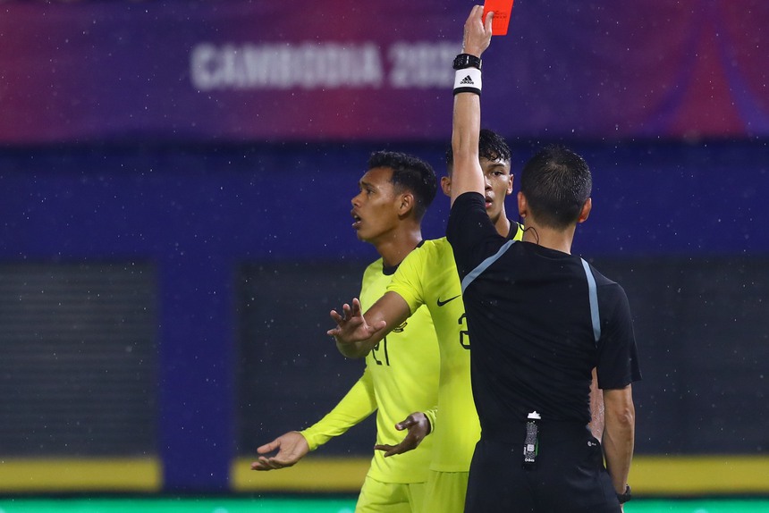 Góc quay rõ nhất tình huống cầu thủ U22 Malaysia đánh nguội với Thanh Nhàn, nhận thẻ đỏ thích đáng - Ảnh 3. Góc quay rõ nhất tình huống cầu thủ U22 Malaysia đánh nguội với Thanh Nhàn, nhận thẻ đỏ thích đáng - Ảnh 3.