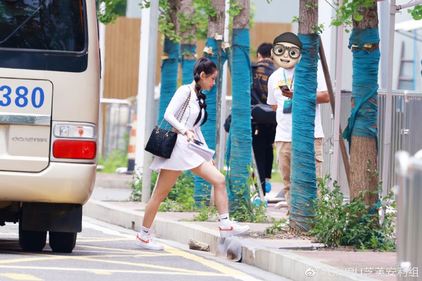 Chi Pu qua 'cam thường' netizen Trung Quốc: Nhan sắc không tì vết, tay ôm khư khư món đồ đặc biệt - Ảnh 5.