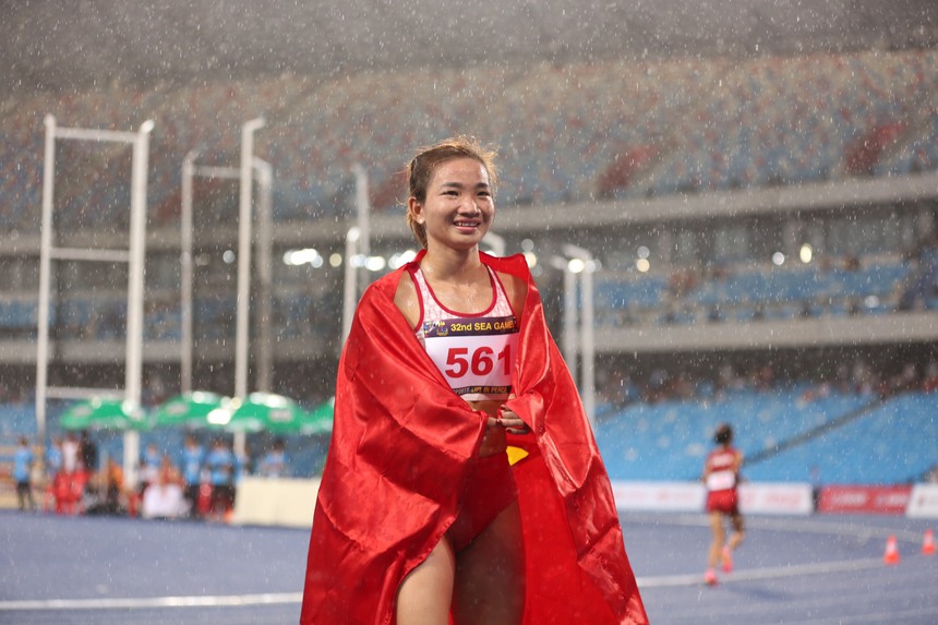 Cảm phục VĐV một mình vừa khóc, vừa chạy dưới mưa bất chấp đối thủ đã về đích từ lâu - Ảnh 6.