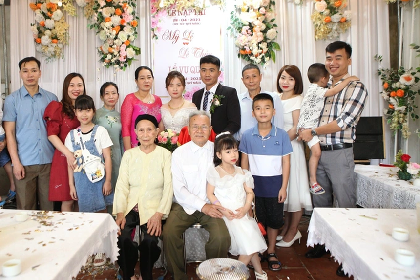 Bố mẹ chồng ở Thanh Hóa cưới chồng mới cho con dâu, nhận chăm cháu nội bị bệnh để dâu yên lòng bên "bến đỗ" mới - Ảnh 2.